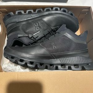 On cloud high top water proof boots. Only worn once.